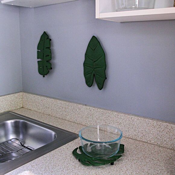 Set of 3 Aged Green Cast Iron Tropical Leaf Kitchen Trivets / Wall Hangings - Picture 5 of 7